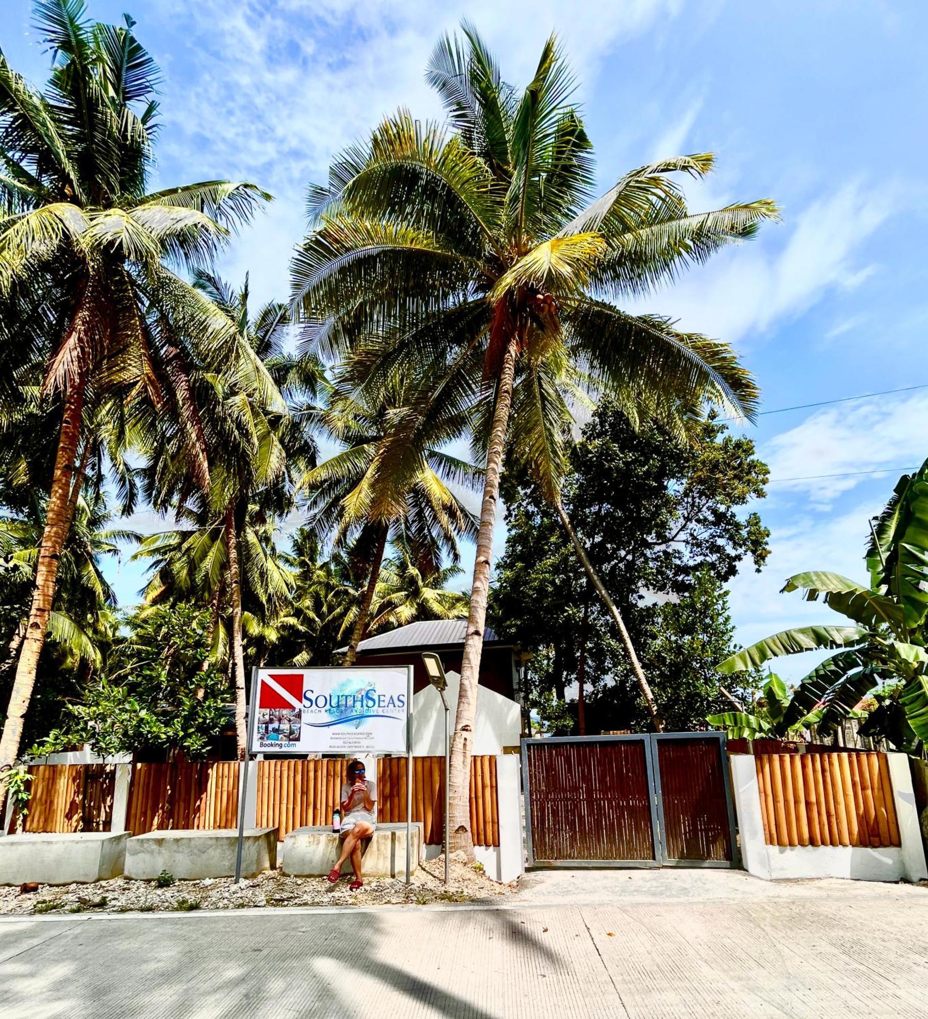 Southseas Beach Resort And Dive Center Santander Εξωτερικό φωτογραφία